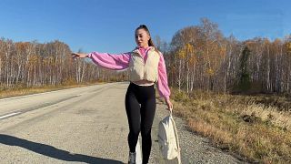 Hot bitch hitchhikes in tight gym leggings, shows off her tits and ass, and pays for the ride with sex – סרטי סקס במקום ציבורי